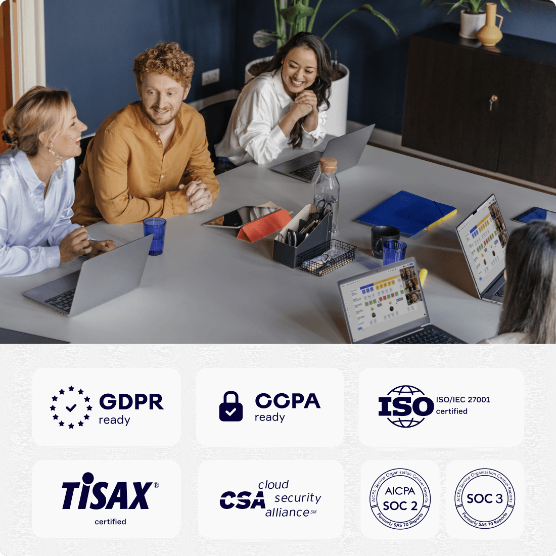 Plusieurs personnes en réunion dans un bureau avec un tableau Miro affiché sur chaque ordinateur portable