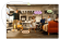 Plusieurs personnes en réunion dans un bureau et en vision avec un tableau Miro sur un écran interactif