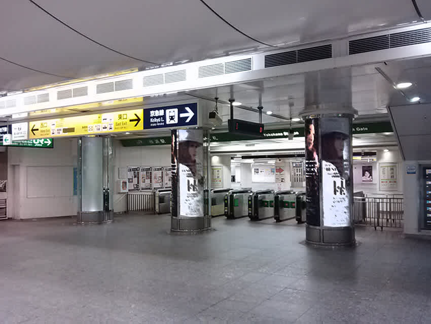 JR横浜駅中央通路ゲートウェイピラー広告