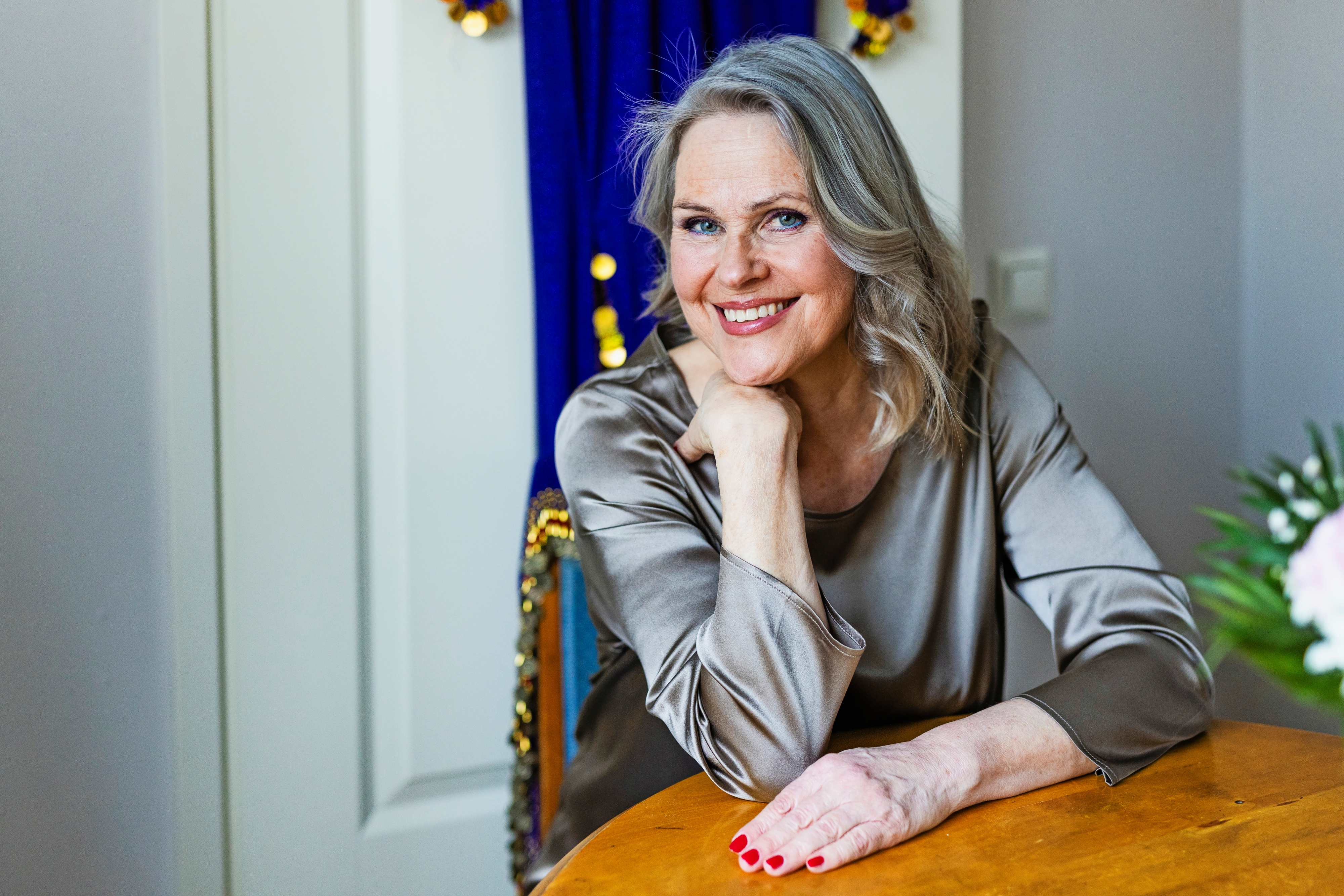 nainen istuu pöydän ääressä