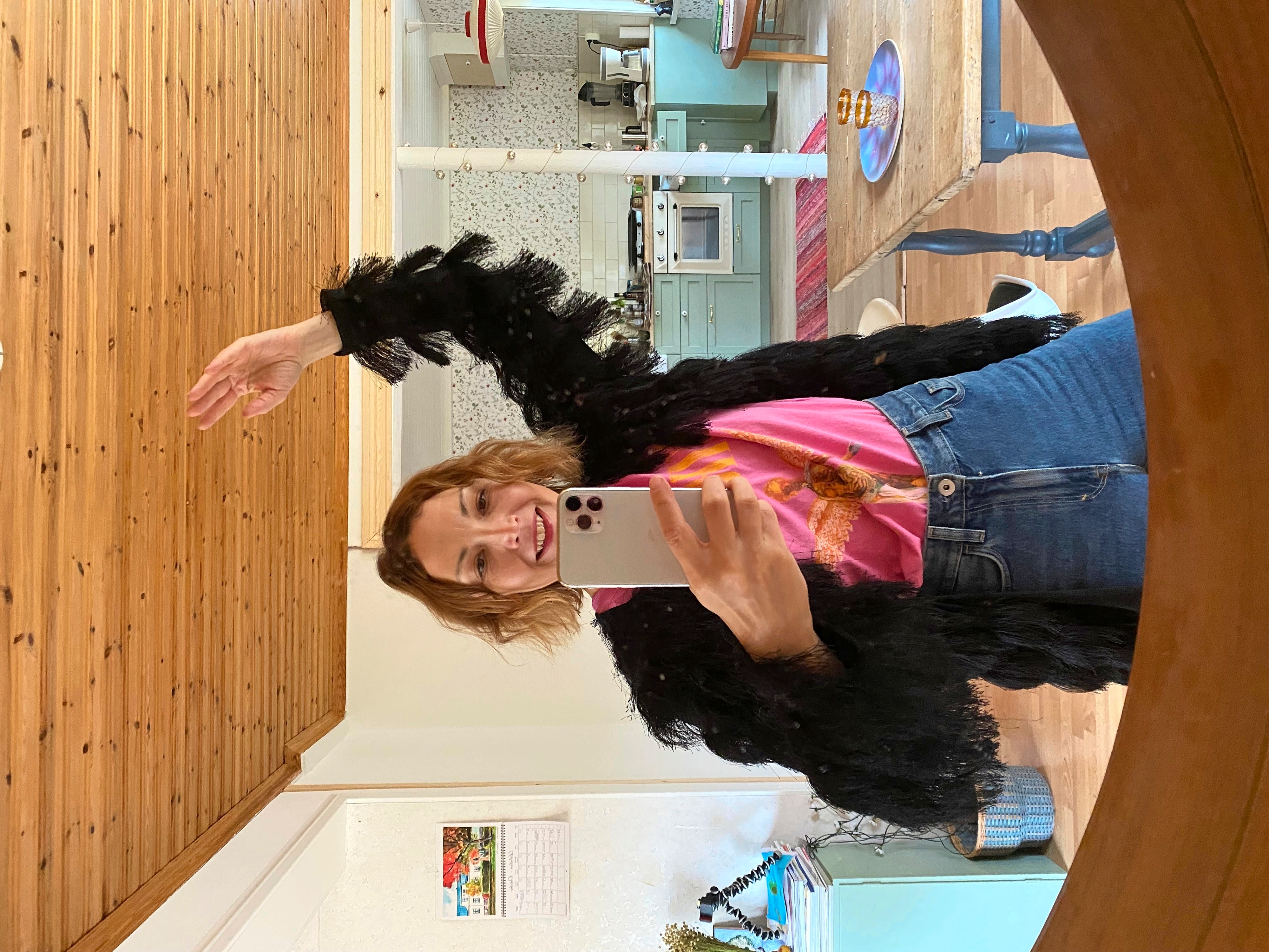 nainen ottaa selfien peilin kautta
