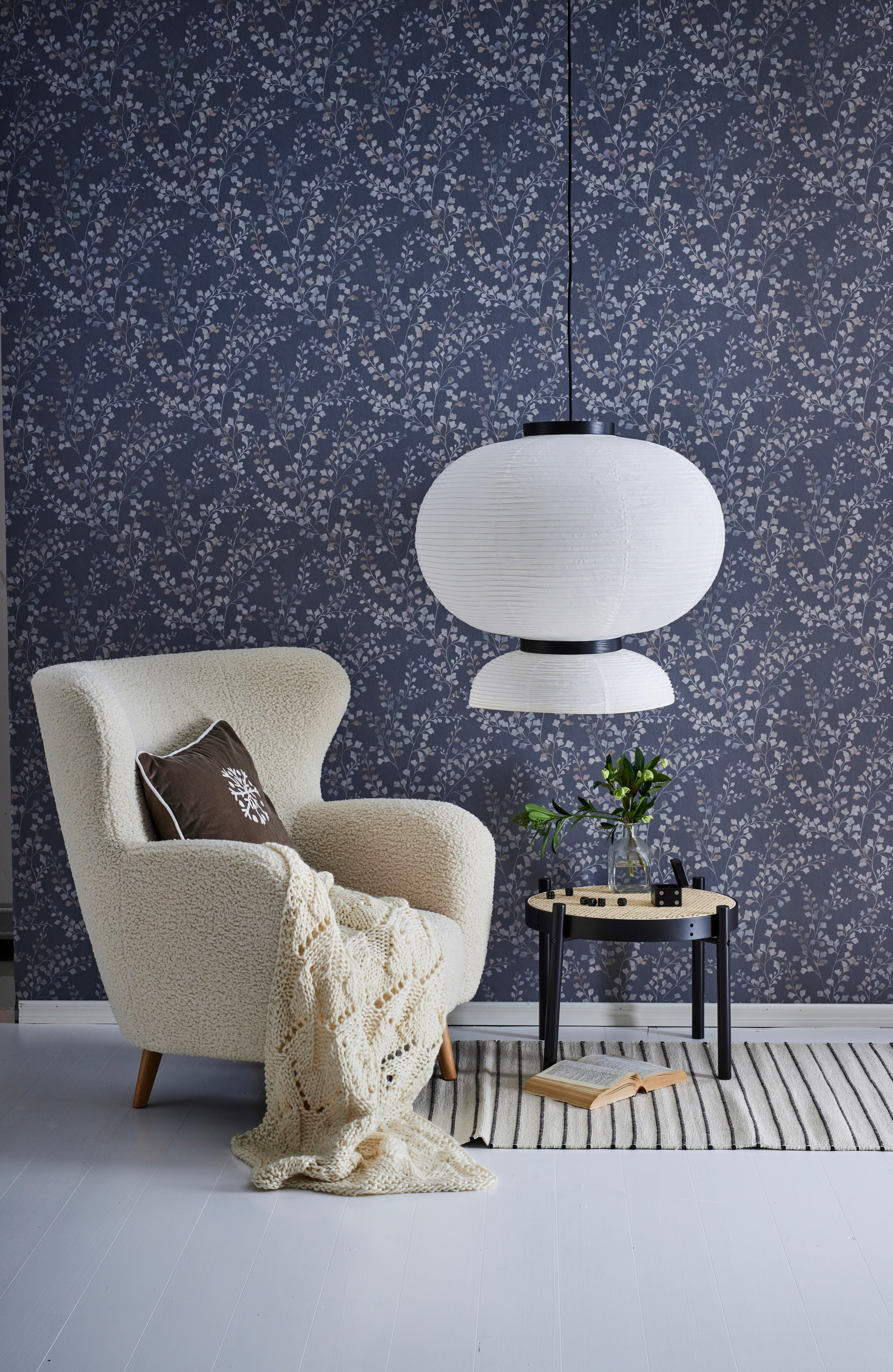 Pitsineulottu torkkupeitto nojatuolilla