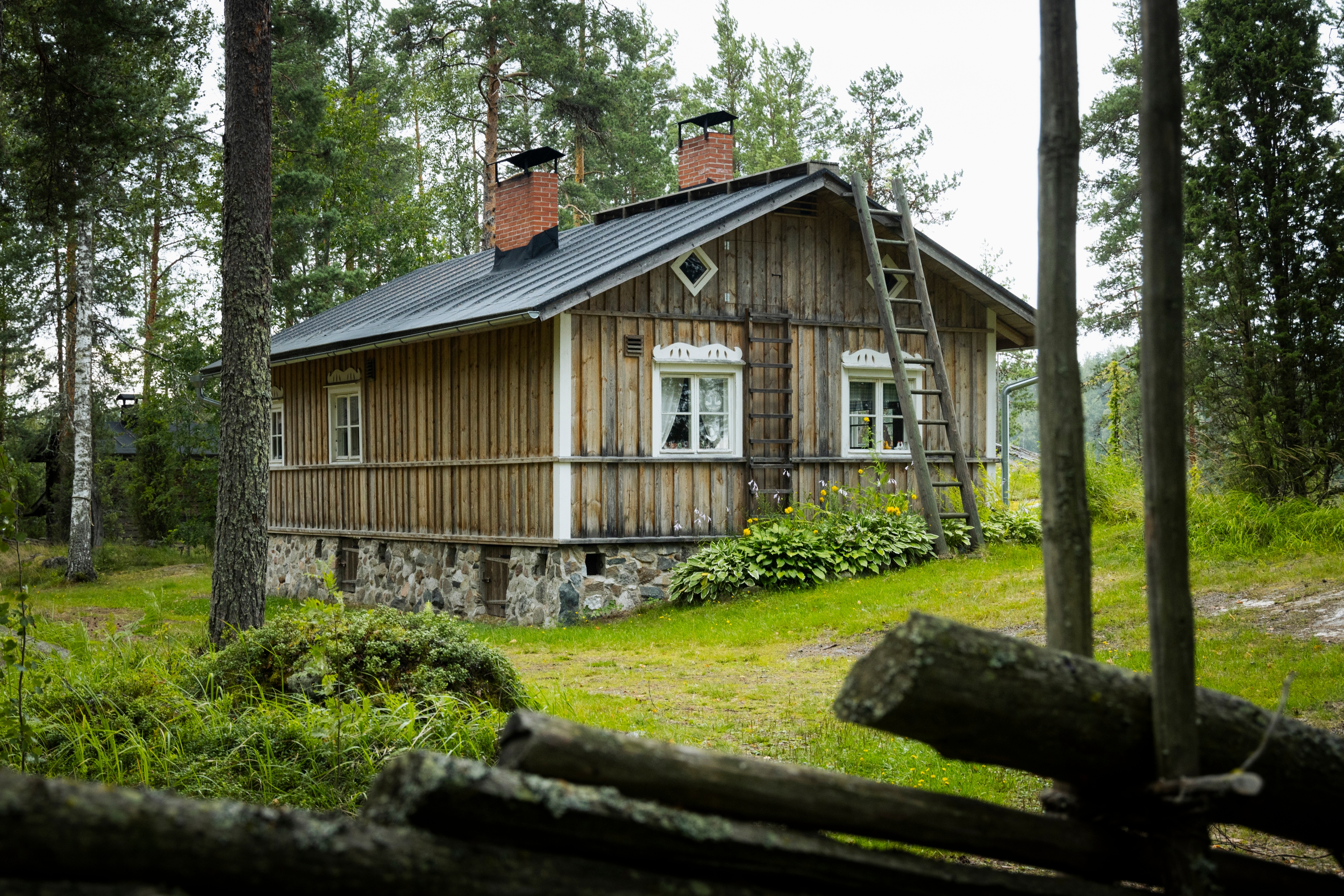 100-vuotias hirsitalo Heinolassa, riukuaitaa, metsää ja puutarhaa