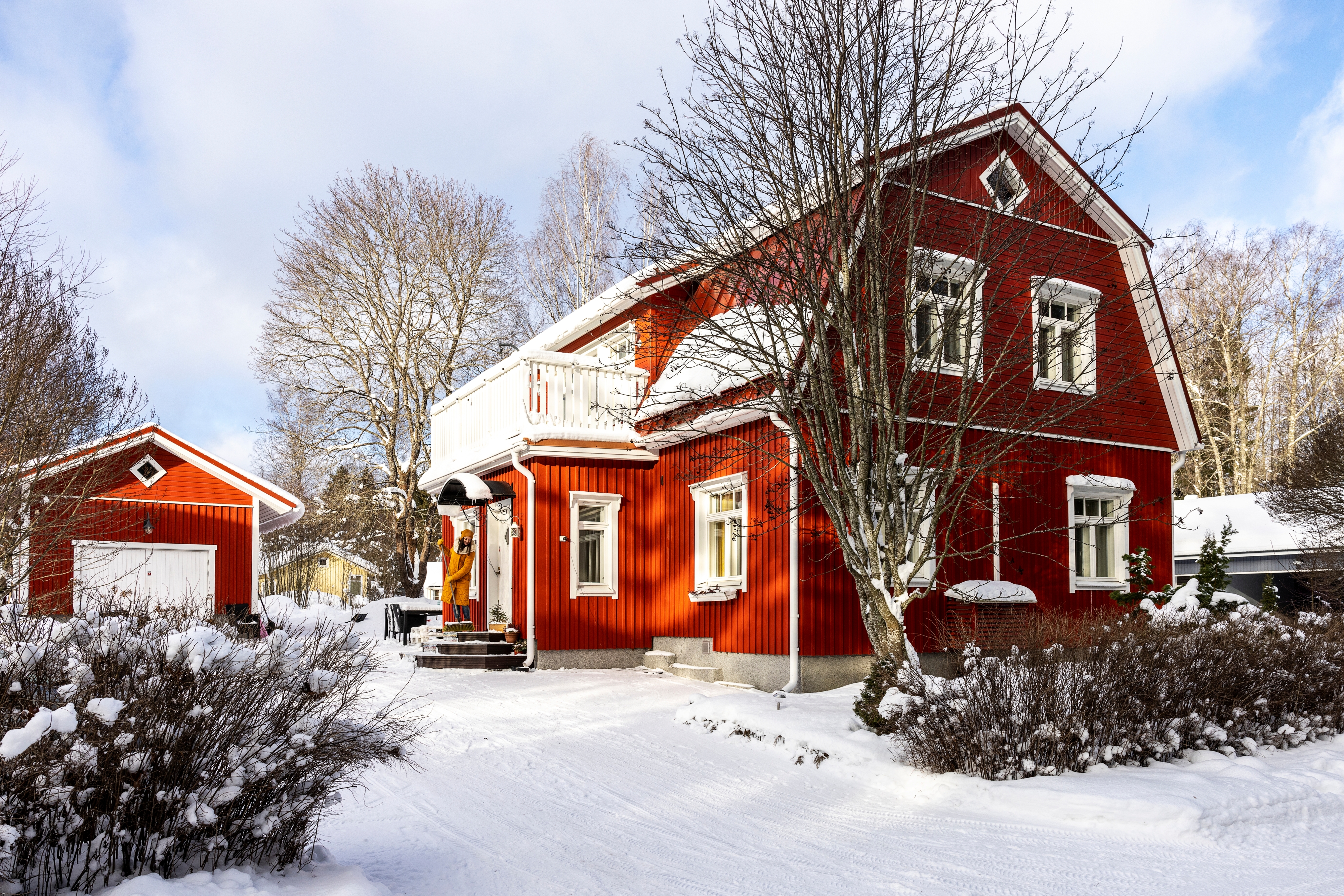 Vuonna 1936 rakennettu punainen, mansardikattoinen omakotitalo Nokialla.