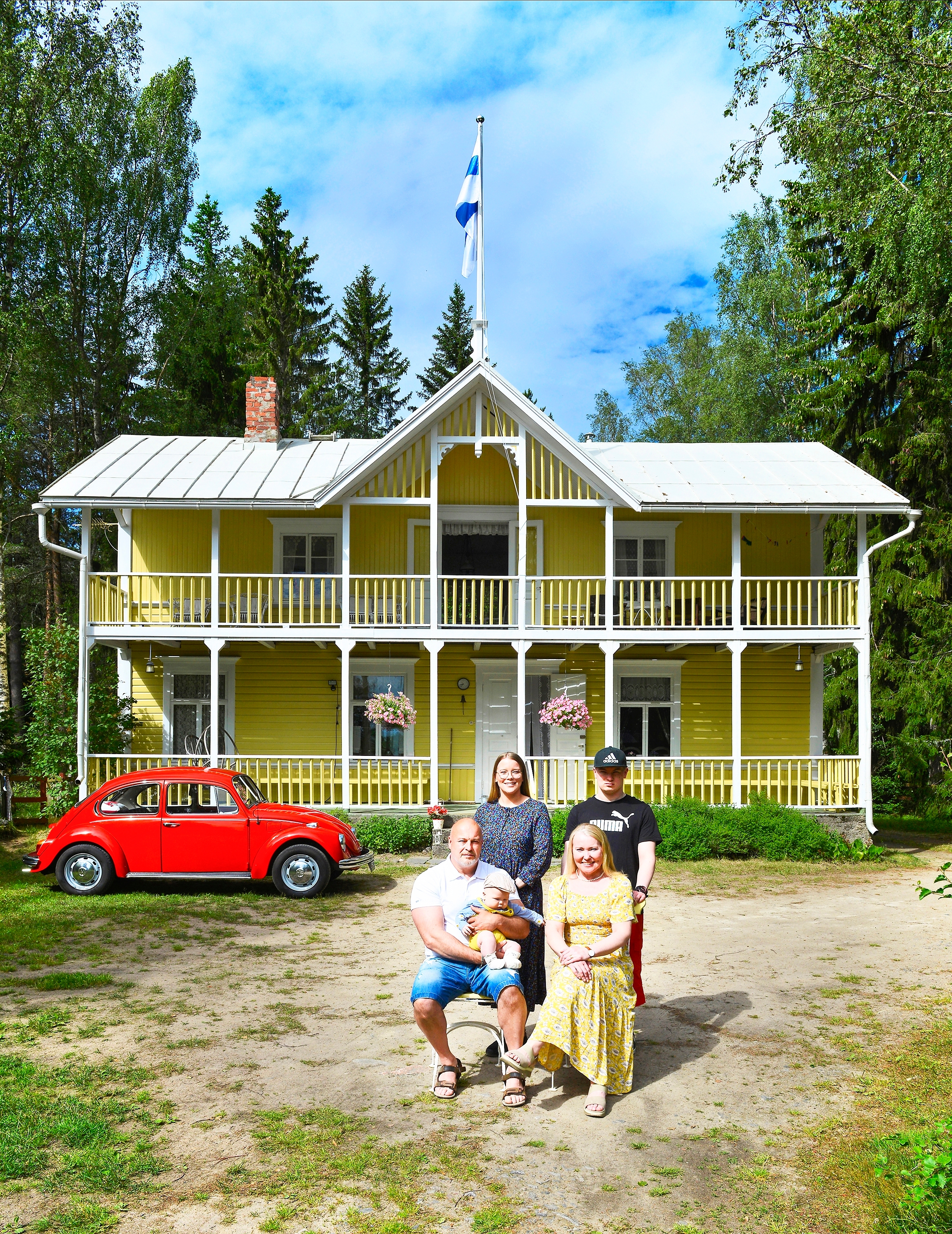 Ihmisiä Villa Linnean pihalla