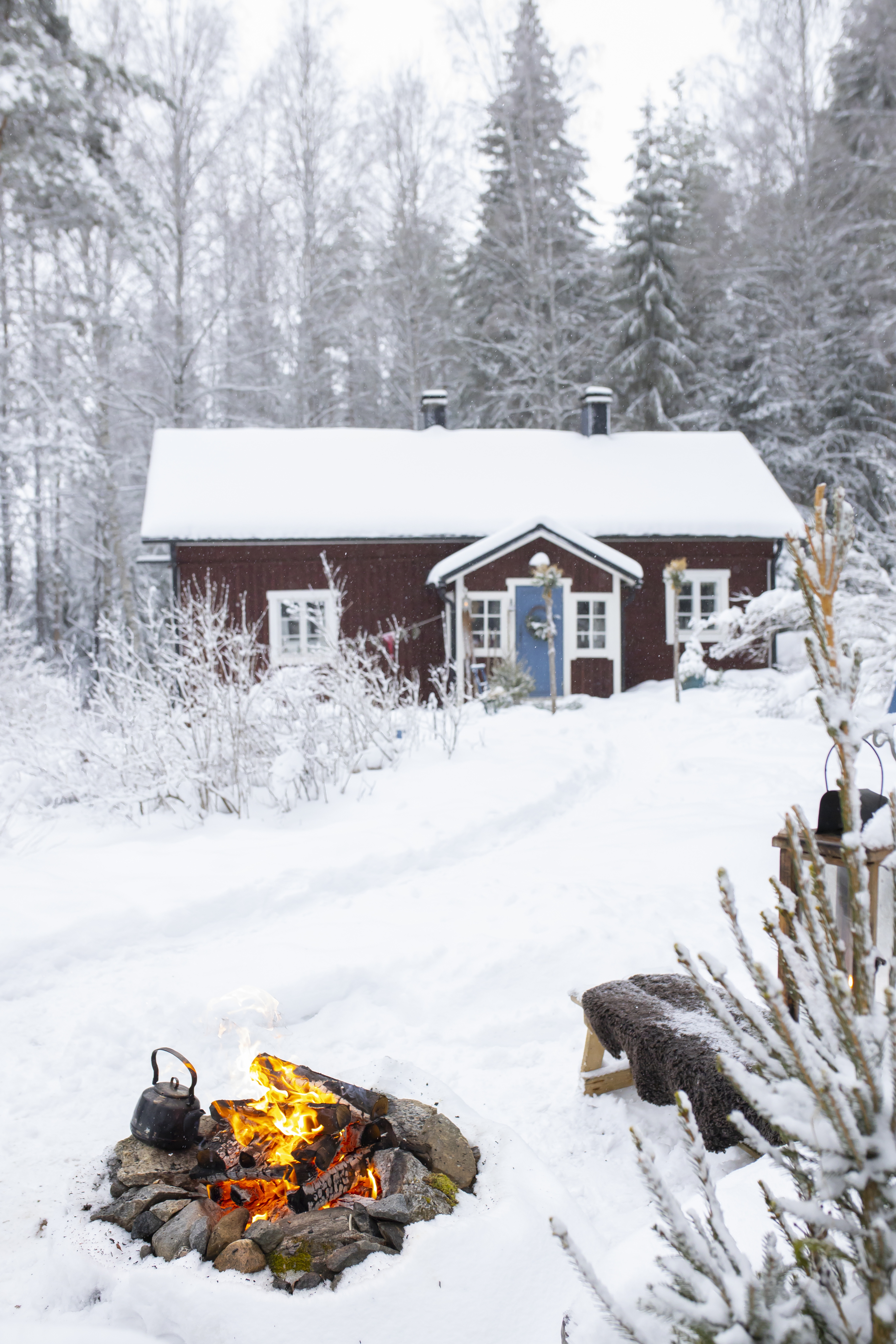 Tuli nuotiopaikassa punaisen torpan pihapiirissä talvella.