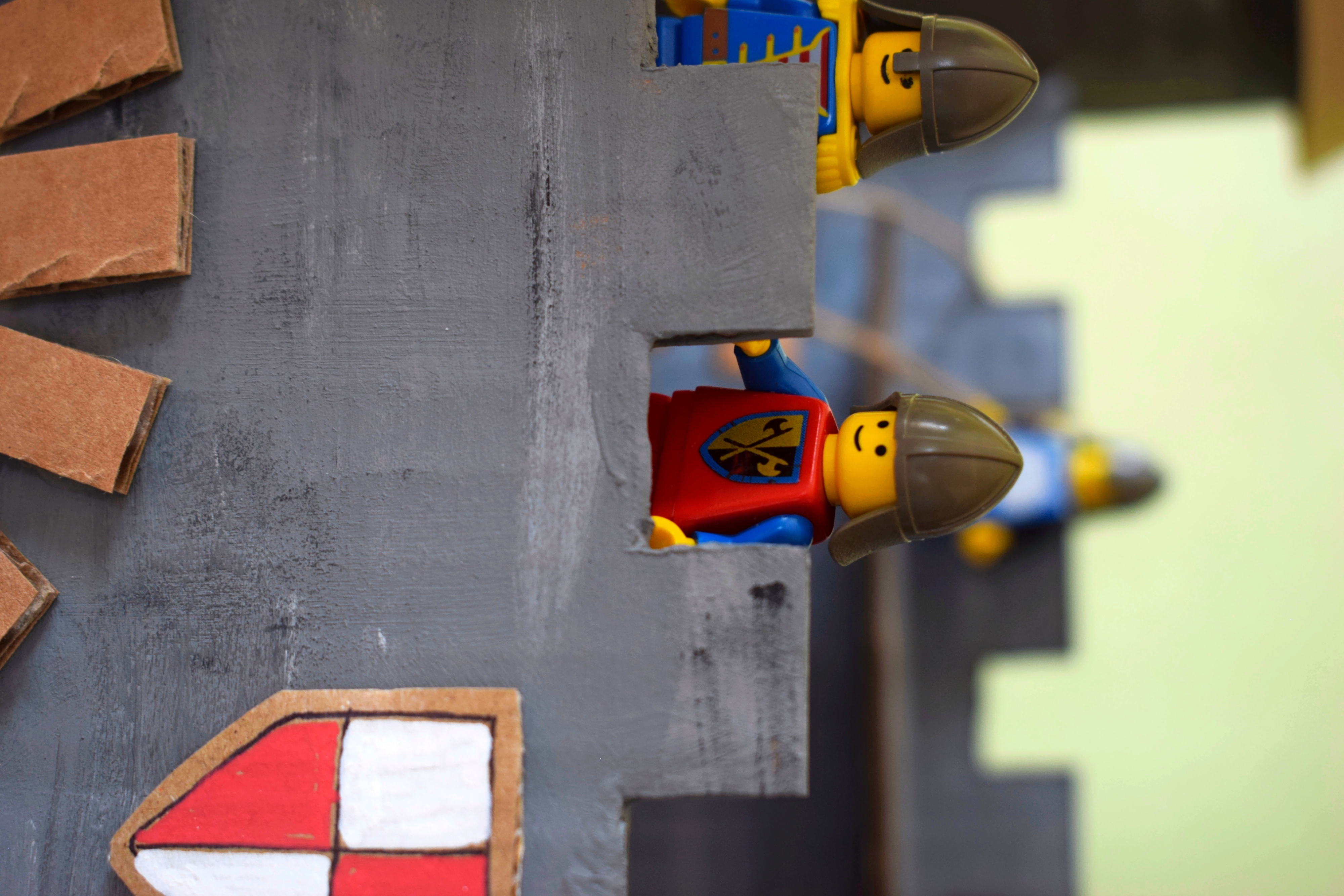 Lähikuva linnasta ja Lego-ukoista.