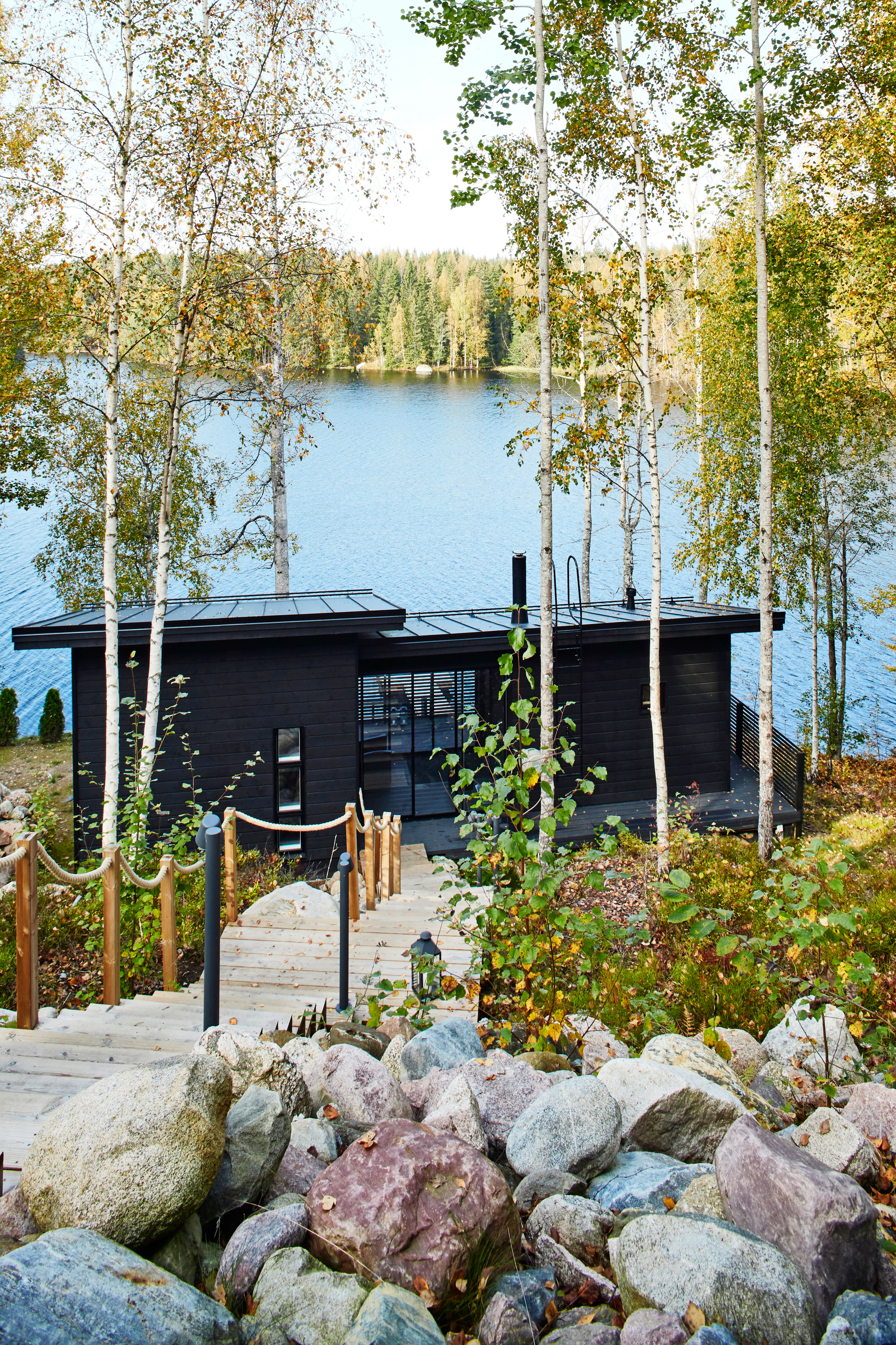 Mökki ja järvimaisema