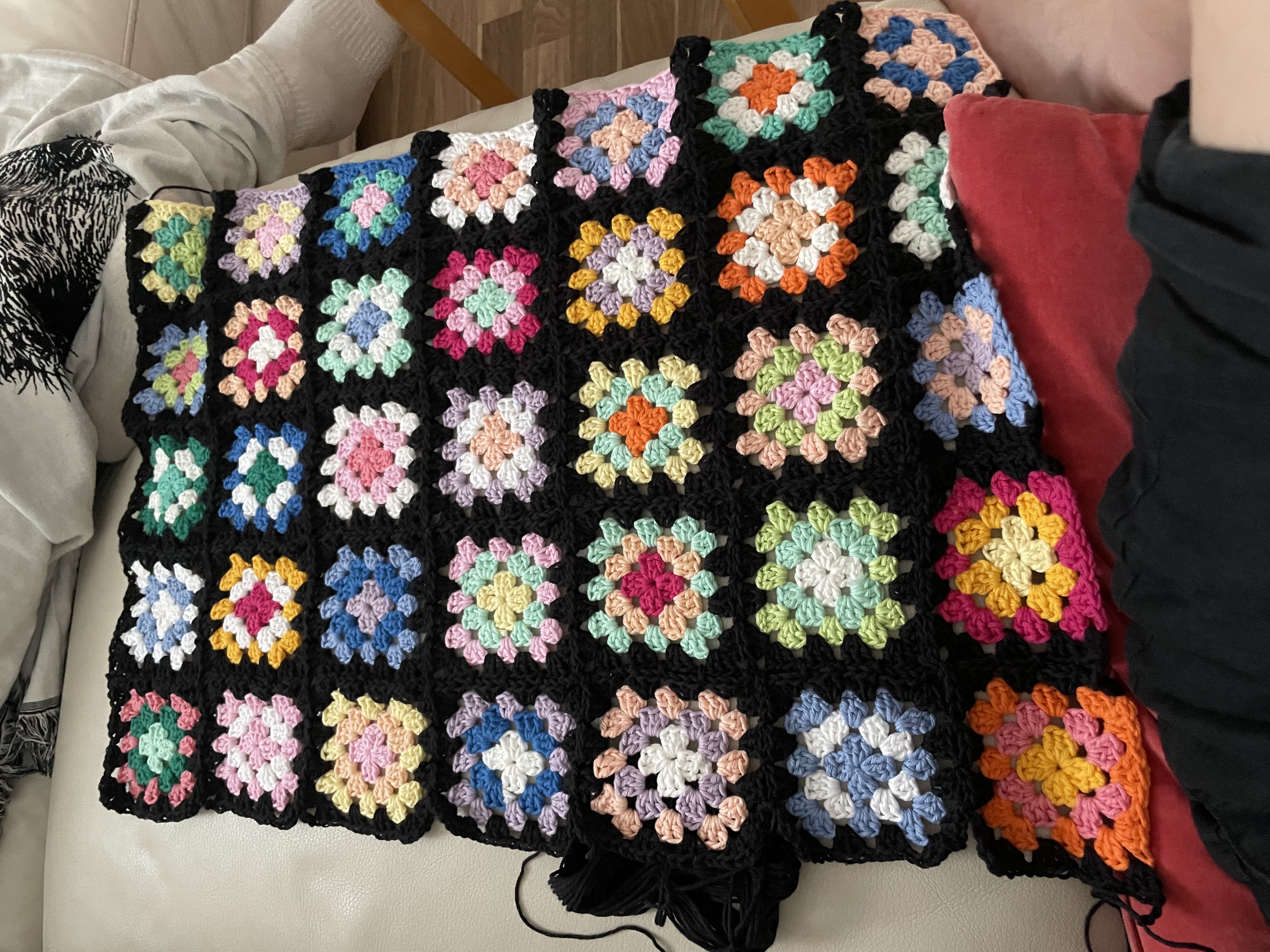 Keskeneräiset isoäidinneliöistä valmistetut housut