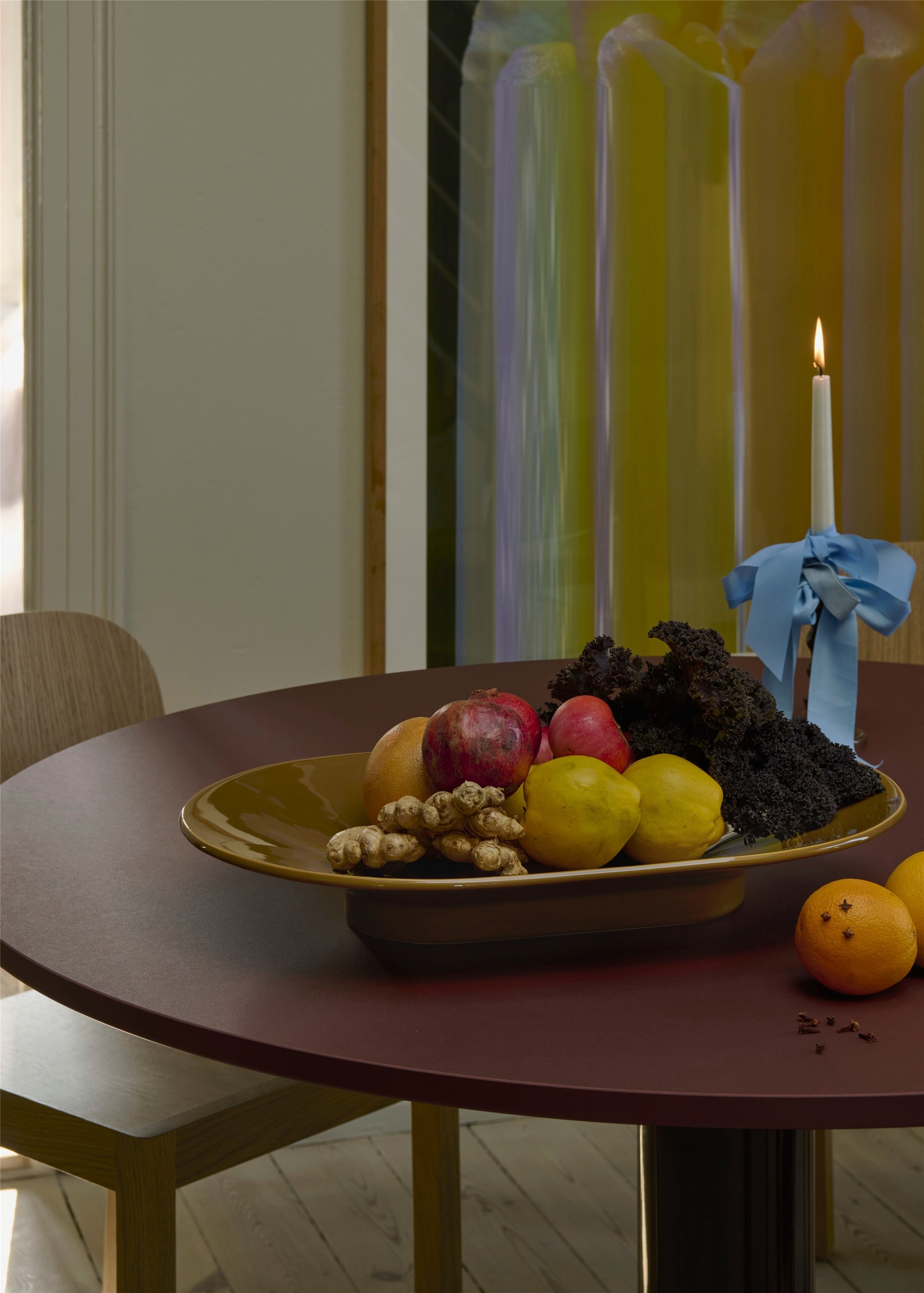 Hedelmiä vadissa tummalla pöydällä