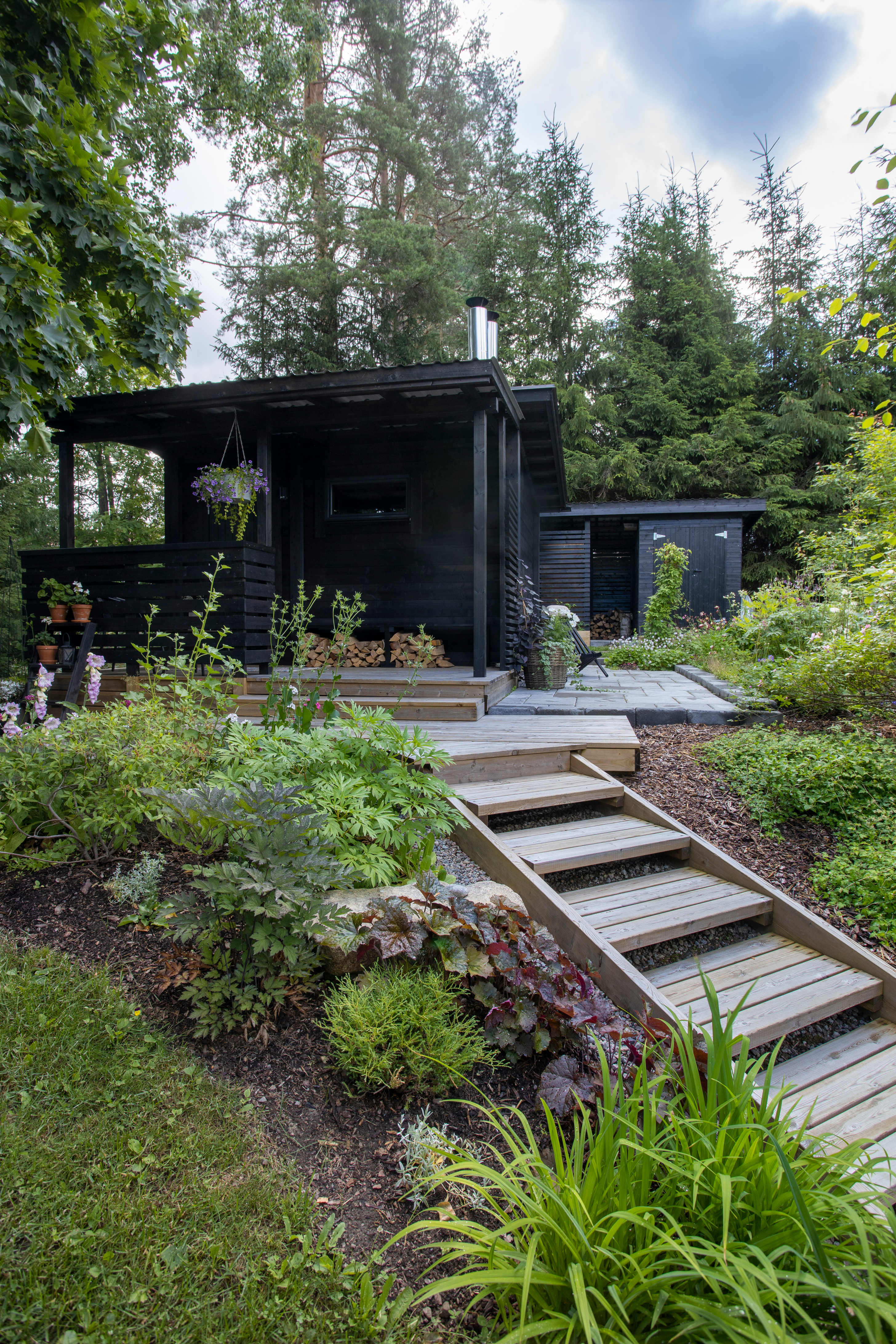 Hiljattain rakennettu pihasauna on valmismallistosta, mutta Pirjo ja Jelle ovat muokanneet sitä oman näköiseksi.