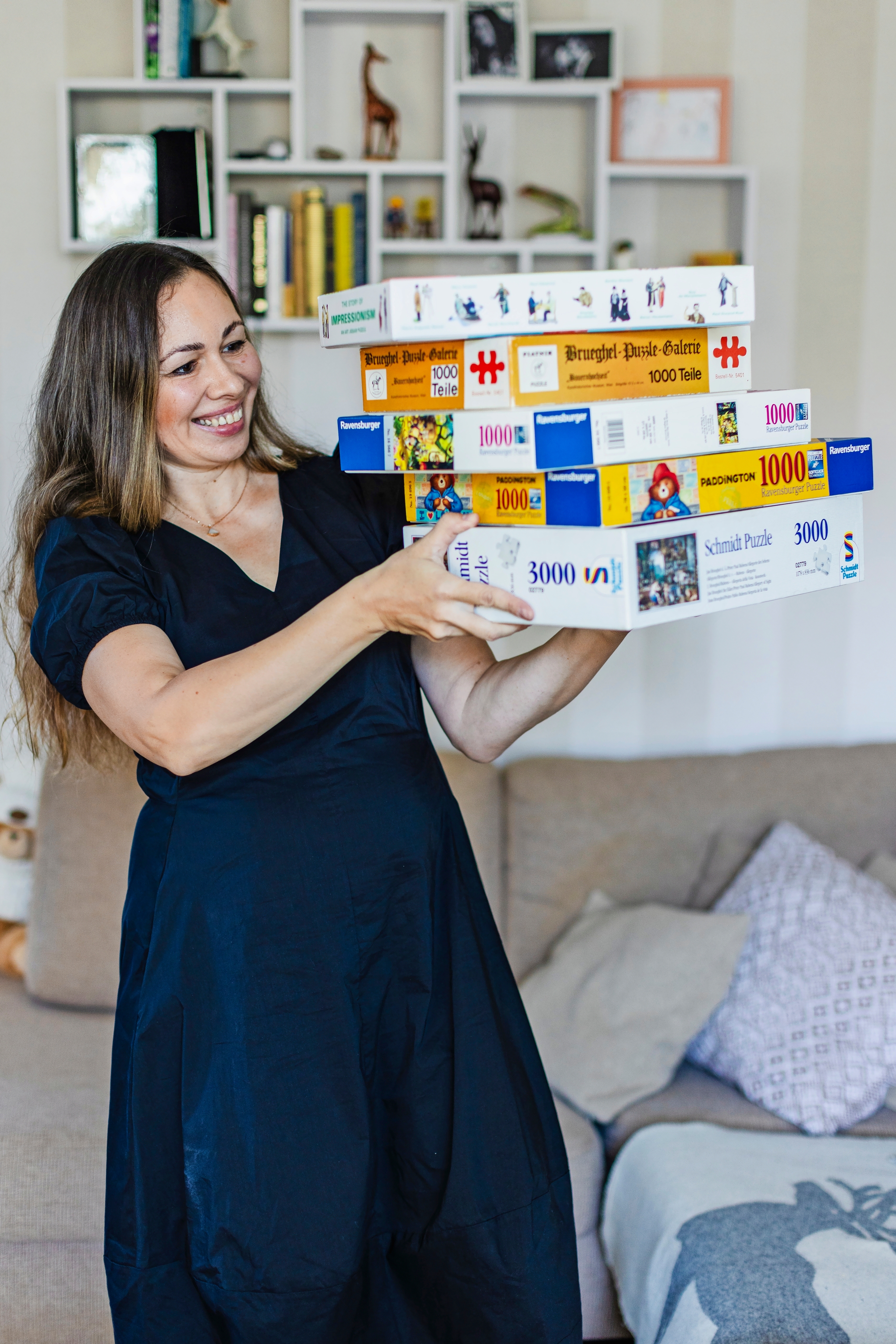 Kuva palapeliharrastajasta palapelipinon kanssa. 