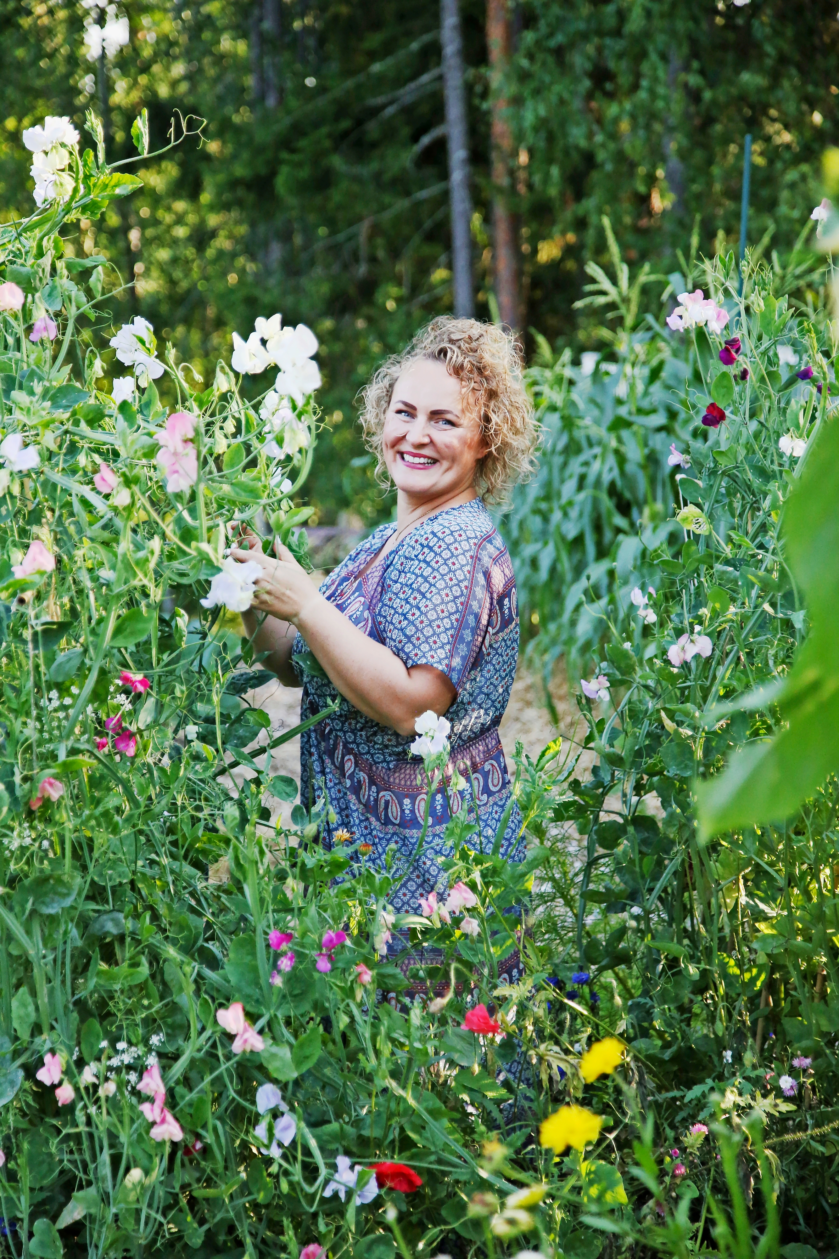 Leonna Aho-Ryhänen puutarhassaan.