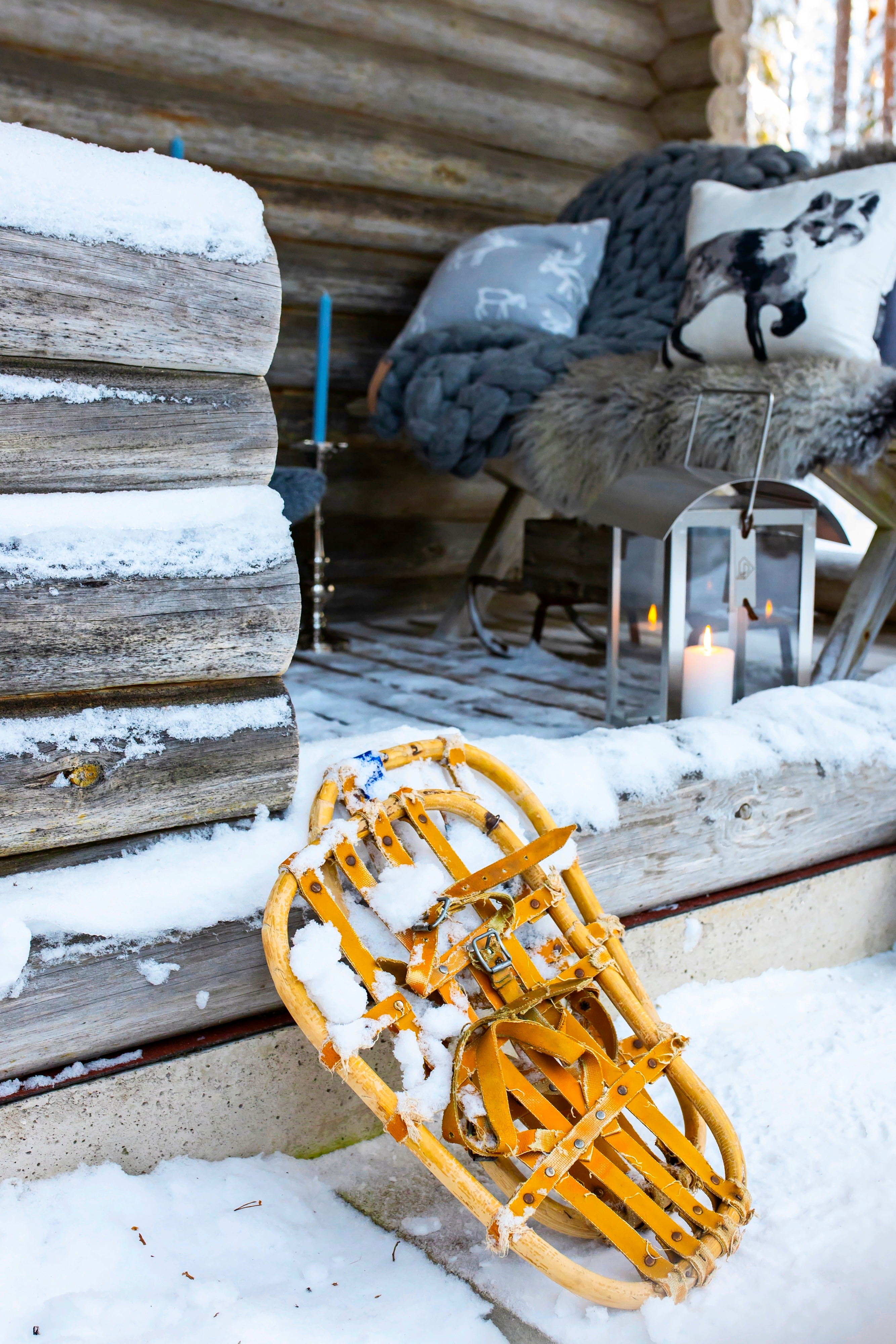 Lumikengät ovat mökin sisäänkäynnillä