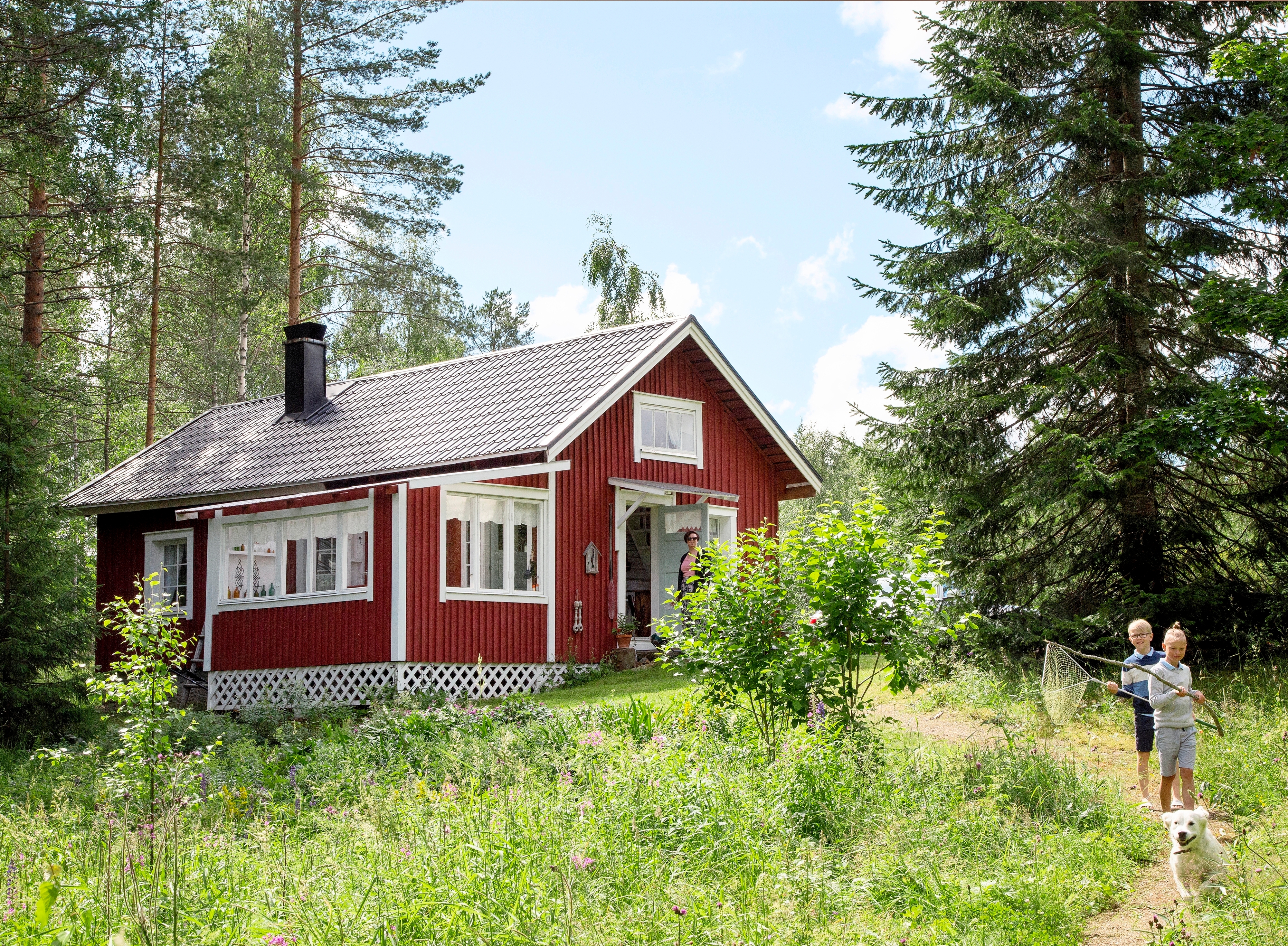 Seijan lapsenlapset mökin pihamaalla