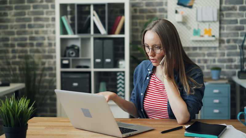 Vrouw aan de telefoon