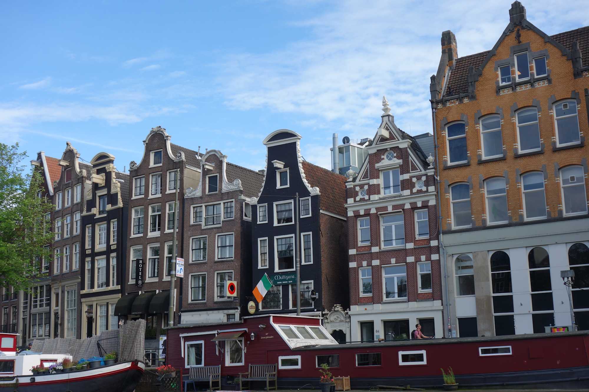 020-nummers in Amsterdam. Amsterdam is de hoofdstad van Nederland. De gemeente Amsterdam is naar inwonertal de grootste gemeente.