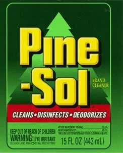 Etiqueta Pine-Sol de 2001: logotipo sobre fondo verde con el icono de un pino al fondo. Limpia, desinfecta y desodoriza.