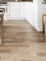 Piso de madera y gabinetes de cocina blancos.