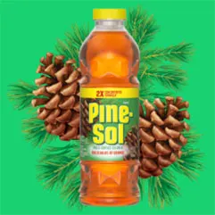 Botella de limpiador multisuperficies Pine-Sol Original con piñas de fondo en degradado verde.