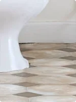 Linóleo neutro y marrón junto a un inodoro de porcelana.