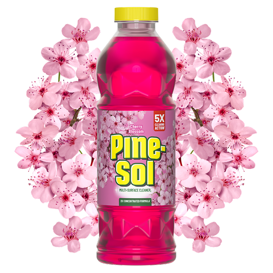 Botella de limpiador Pine-Sol, aroma Cherry Blossom, flores de cerezo de fondo.