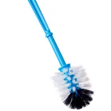 Escobilla de baño con mango azul y cerdas blancas y negras.