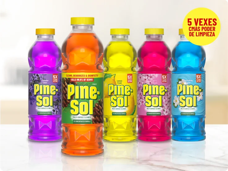Botellas de limpiador Pine-Sol en 5 aromas sobre encimera de mármol blanco, acción de limpieza 5X.