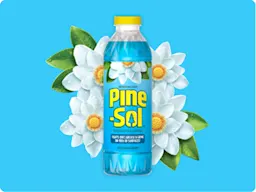 Botella de limpiador refrescante Pine-Sol con flores blancas en la superficie del agua sobre un fondo degradado azul.