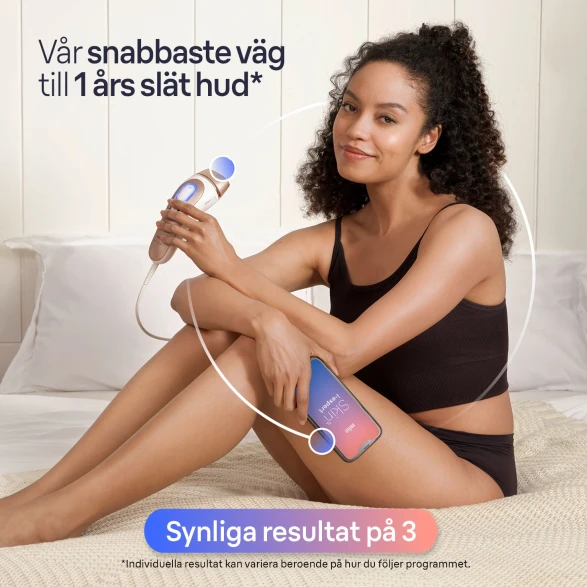 Kvinna sitter på en säng med en IPL-enhet i vänster hand och en mobiltelefon i höger hand. Mobiltelefonen visar appen Skin i·expert.