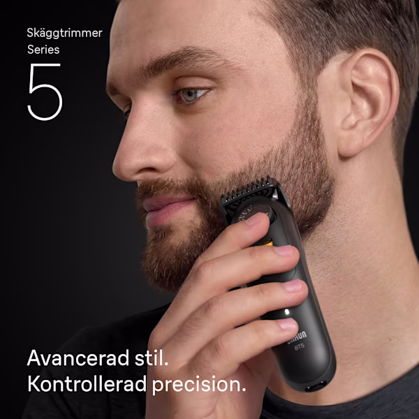 Ung man trimmar skägget på sidan av ansiktet med Braun skäggtrimmer Series 5 Ung man trimmar skägget på sidan av ansiktet med Braun skäggtrimmer Series 5