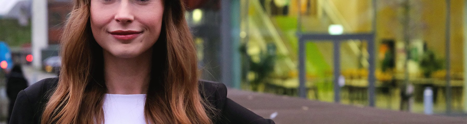 Josefine Skov står foran IBA i Kolding, hvor hun læser til finansbachelor. Hun valgte at blive i Kolding, da hun skulle tage sin uddannelse.