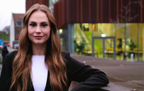 Josefine Skov står foran IBA i Kolding, hvor hun læser til finansbachelor. Hun valgte at blive i Kolding, da hun skulle tage sin uddannelse.