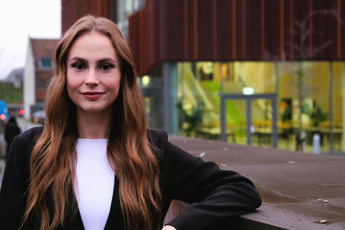 Josefine Skov står foran IBA i Kolding, hvor hun læser til finansbachelor. Hun valgte at blive i Kolding, da hun skulle tage sin uddannelse.