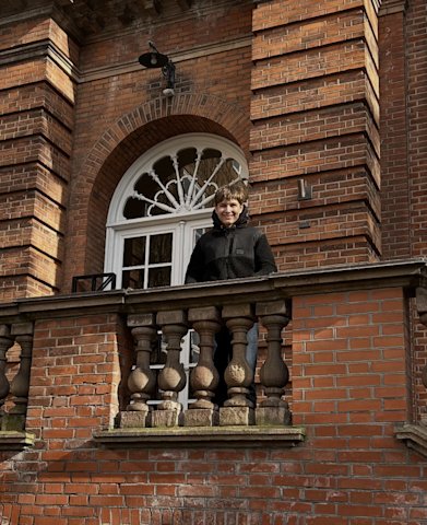 Din Husejnovic står på trappen til Kolding Rådhus