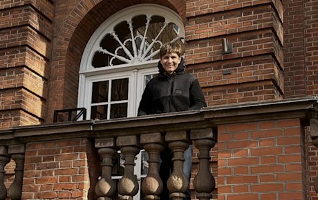 Din Husejnovic står på trappen til Kolding Rådhus