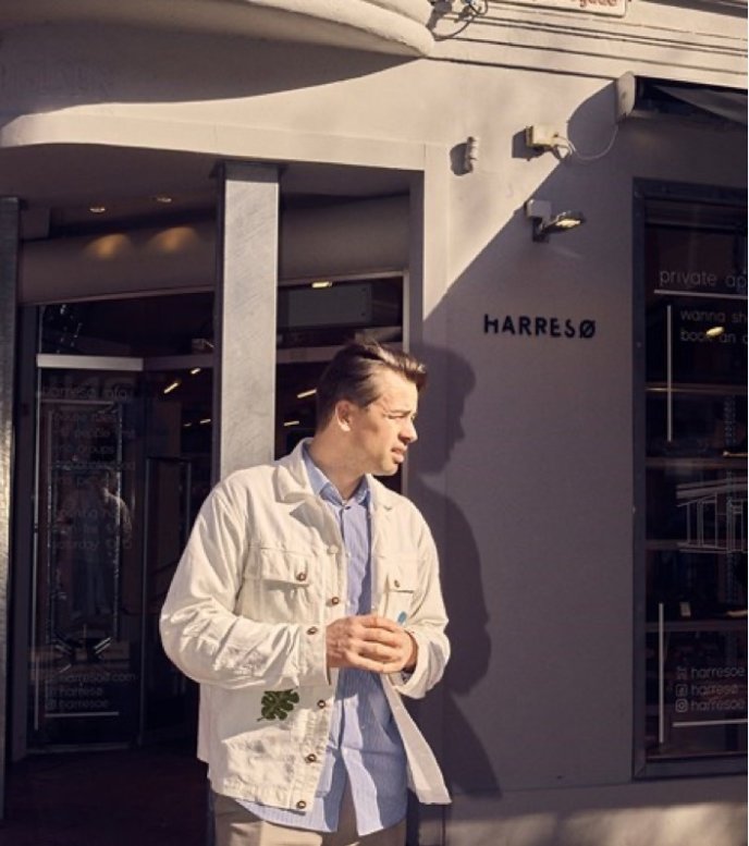 Søren Harresøe står uden for sin tøjbutik i midtbyen i Kolding