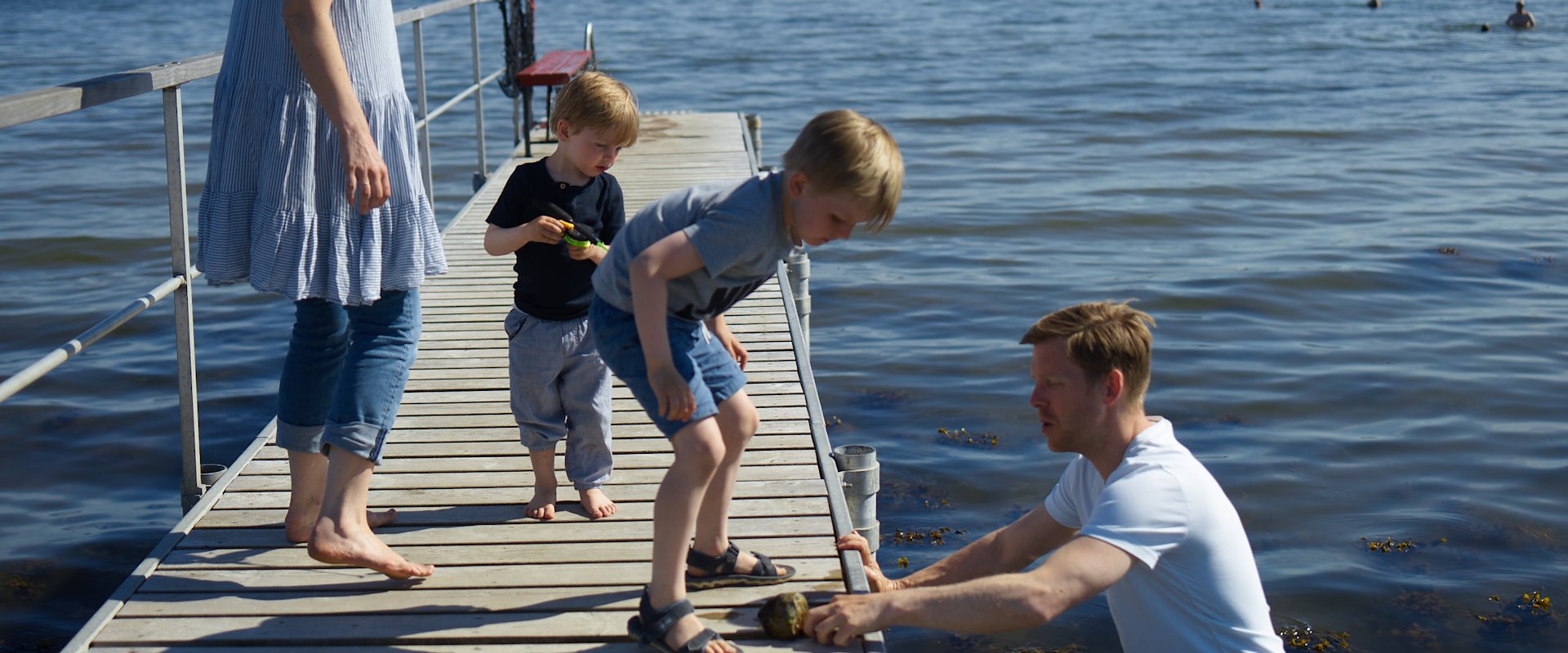 Familien Budde Sørensen fisker fra badebroen ved stranden tæt på, hvor de bor i Sdr. Bjert ved Kolding