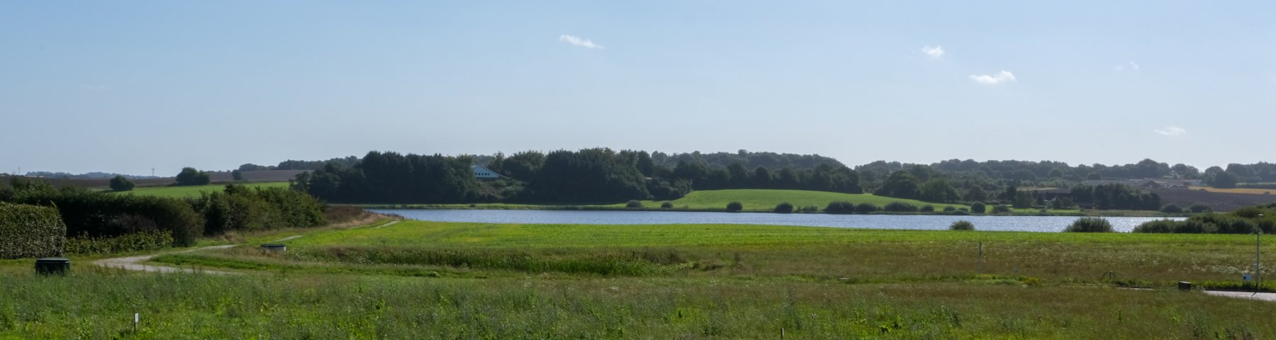 Udsigt over landskabet ved Søvænget set fra landevejen mod søen