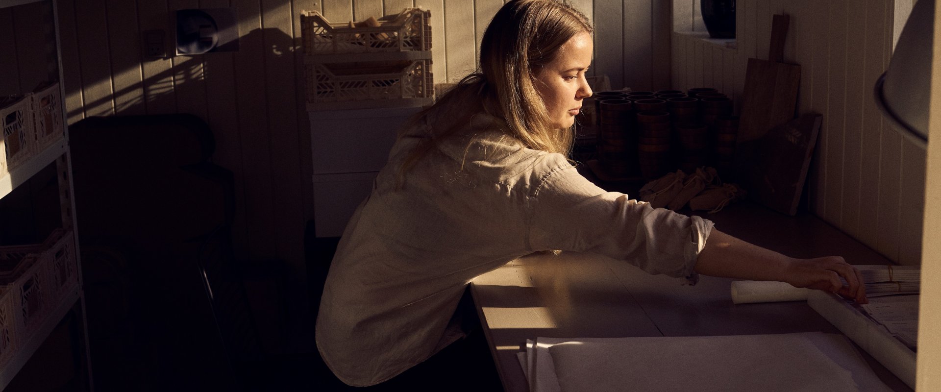 Maria Grønborg arbejder ved arbejdsbordet i sit sæbeværksted