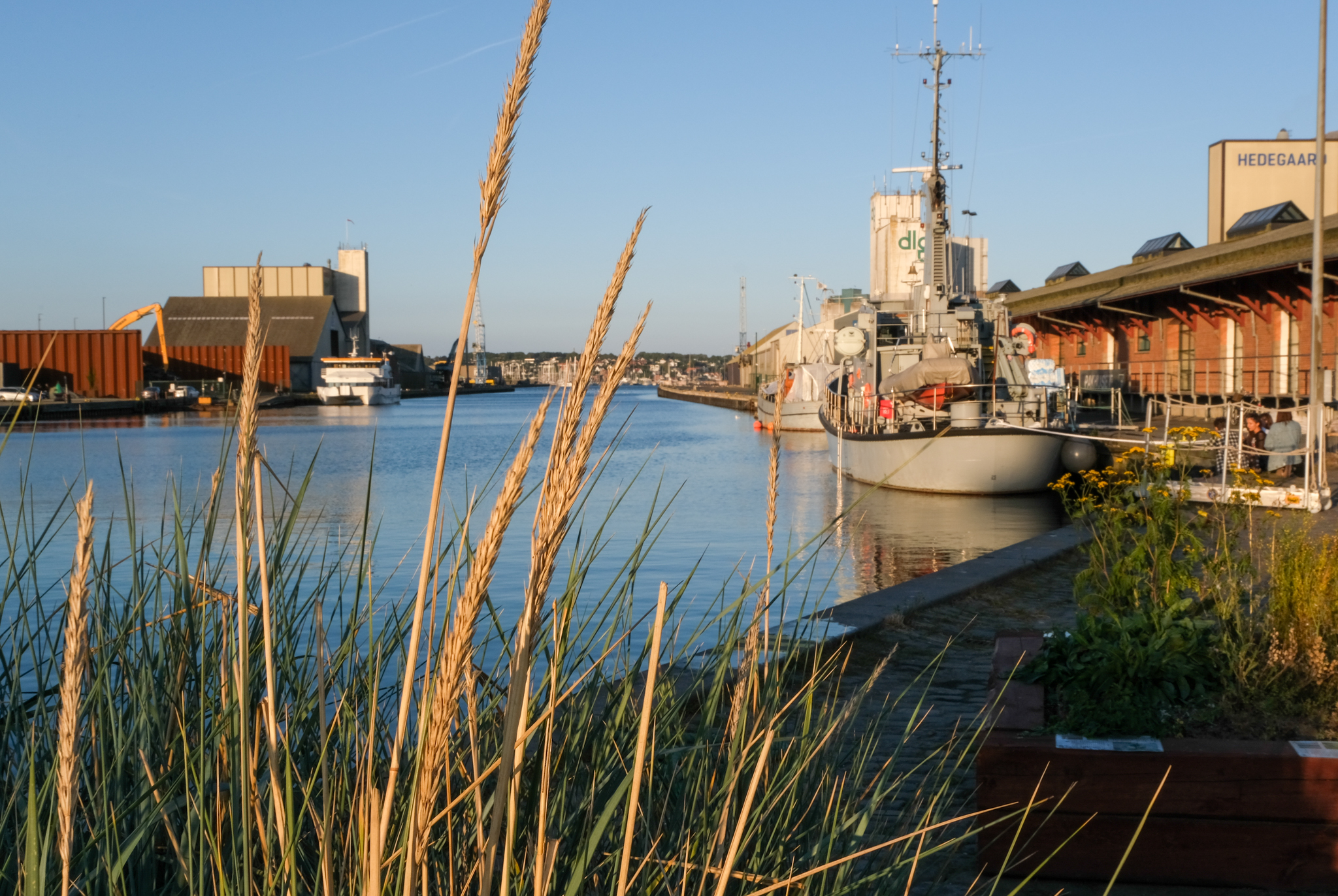 Kolding Havn set fra den vestvendte kaj ved Jens Holms Vej med et marinefartøj fortøjet ved Pakhuset i højre side af billedet