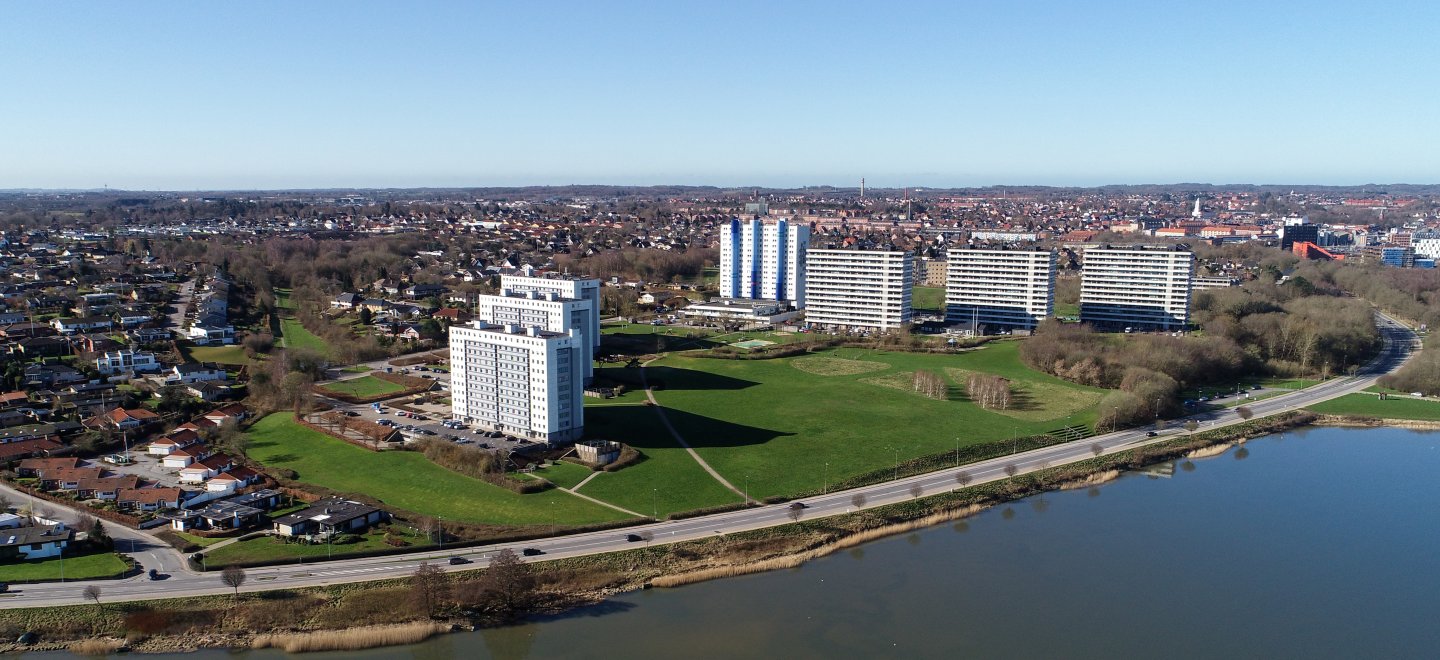 Dronefoto, der viser Koldings skyline med højhusene ved Skamlingvejen på sydsiden af Kolding Fjord