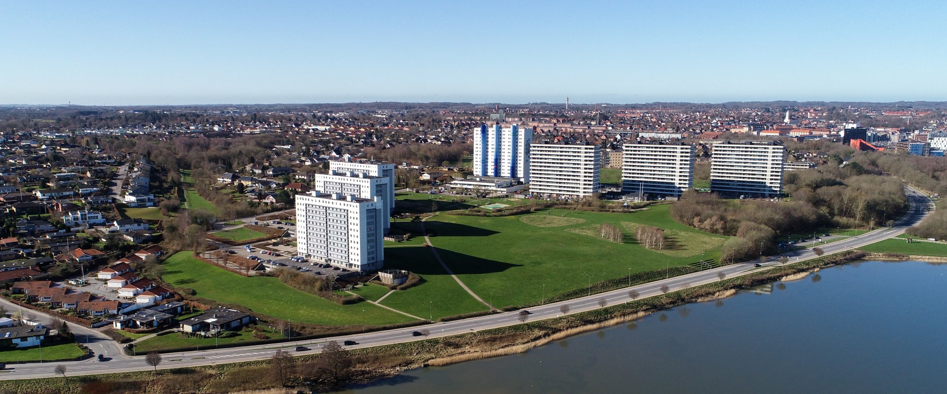 Dronefoto, der viser Koldings skyline med højhusene ved Skamlingvejen på sydsiden af Kolding Fjord