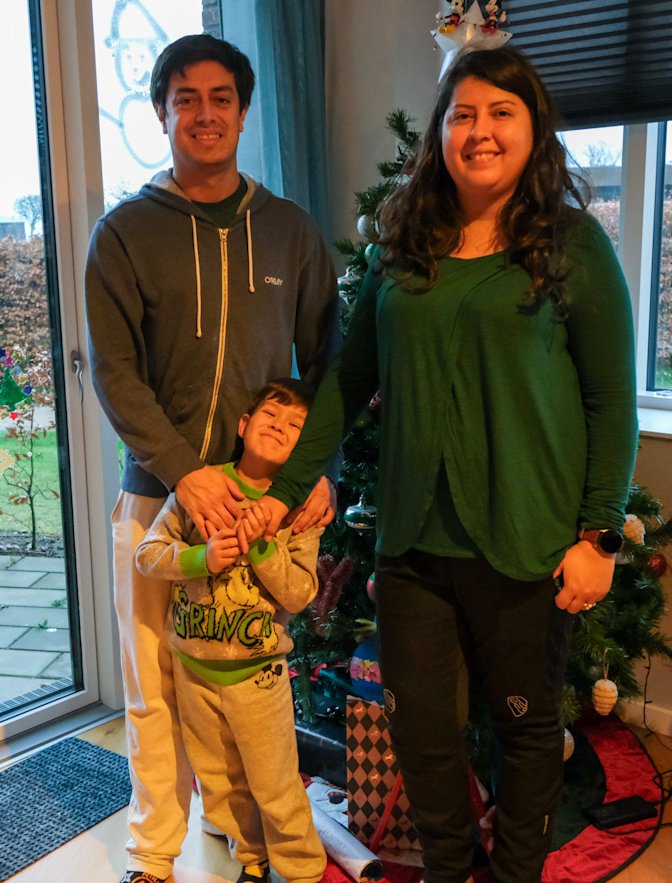 Familie fra Ecuador foran juletræet i deres hjem i Kolding.