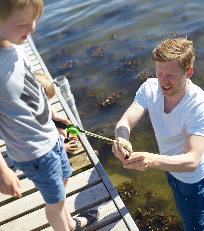 Mads Budde Sørensen og sønnerne fisker krabber fra badebroen ved stranden tæt på, hvor de bor i Sdr. Bjert