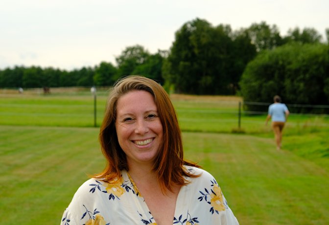 Sonja Hovmann Steffensen mener, at Jordrup og Fynslund er et meget inkluderende lokalsamfund. Og der er plads til flere. F.eks. på den byggegrund, som hun står på her.