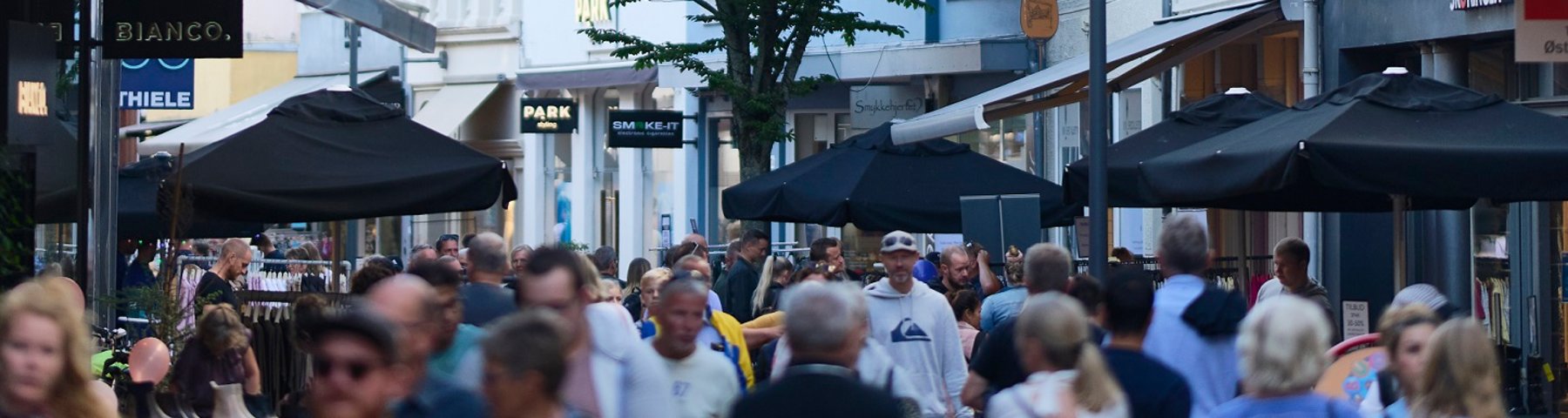 Mange mennesker går blandt hinanden på gågaden i Kolding