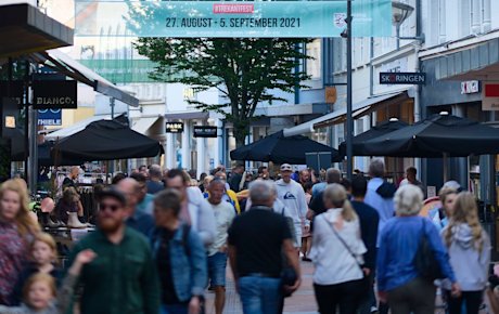 Mange mennesker går blandt hinanden på gågaden i Kolding
