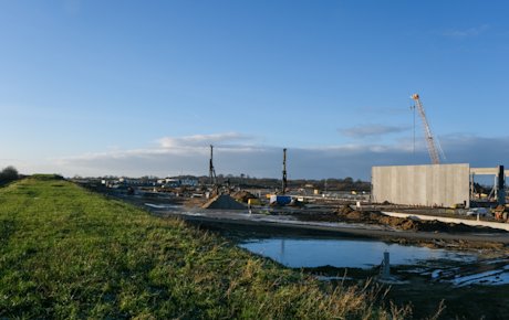 Stor byggeplads ved Tankedalsvej ved Kolding S-afkørslen på motorvej E 45. På billedet ses tre kraner. Den ene holder et stort betonelement på plads.