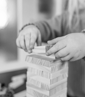 Legehus af træ på Vonsild Skoles legeplads